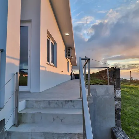 Alojamento de Acomodação e Pequeno-almoço Casa Baleia A Vista 3*